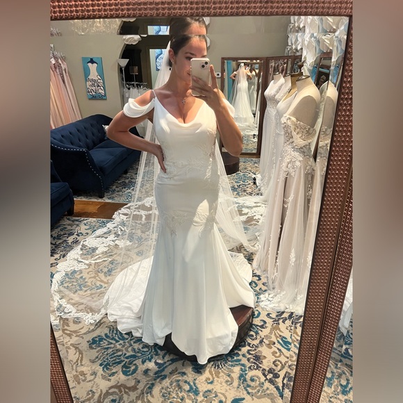 Wedding dress - Picture 9 of 15